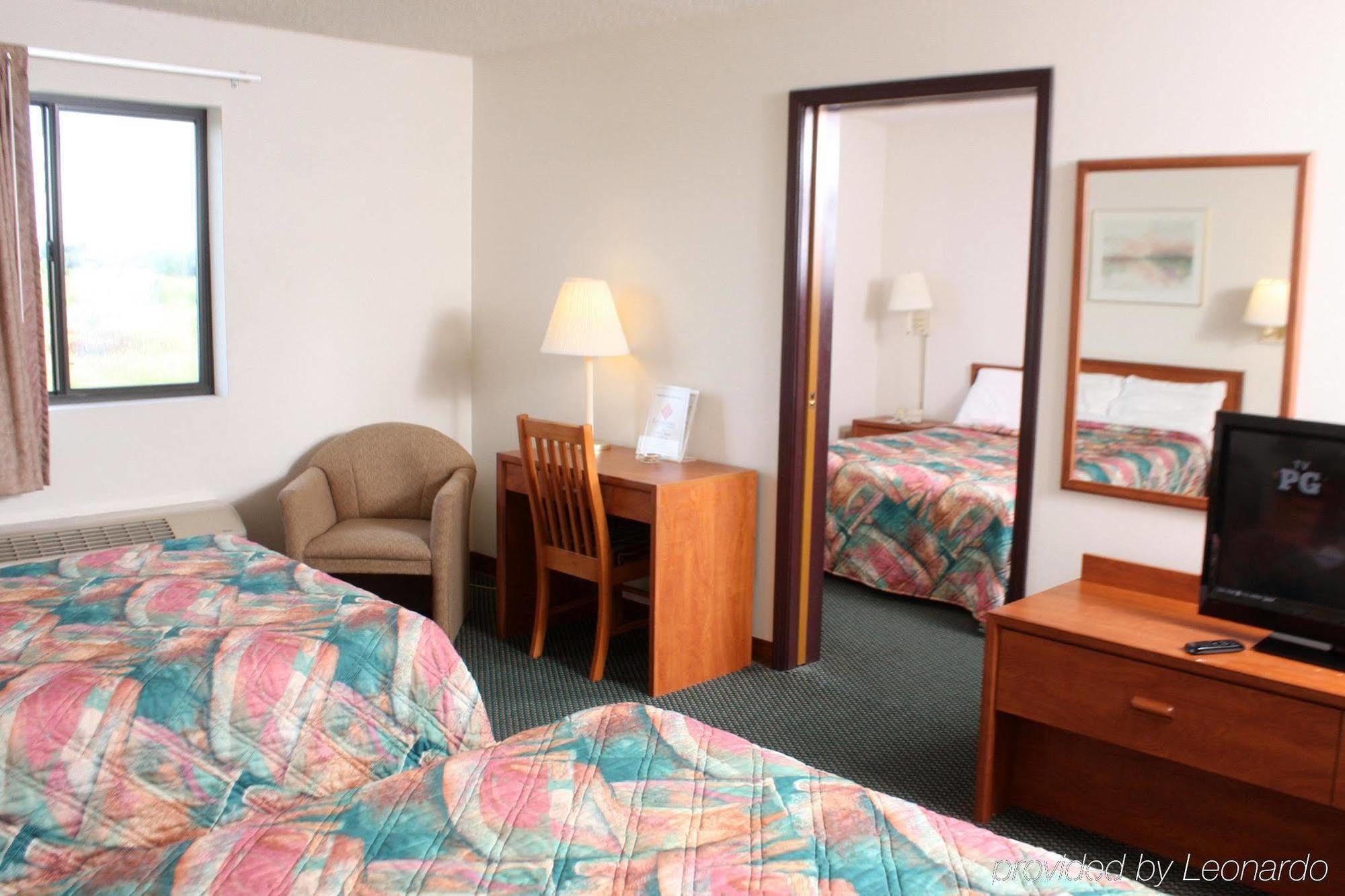 Centerstone Inn & Suites Carlyle Экстерьер фото