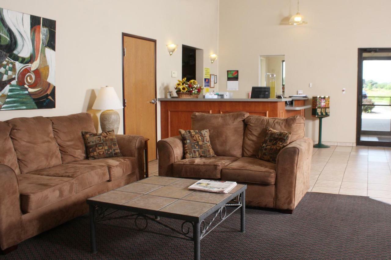 Centerstone Inn & Suites Carlyle Экстерьер фото