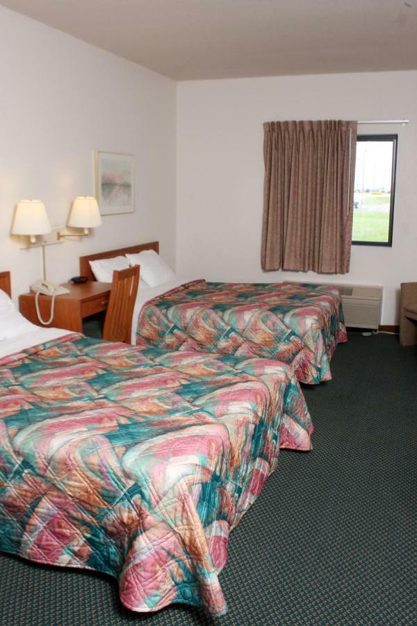 Centerstone Inn & Suites Carlyle Экстерьер фото